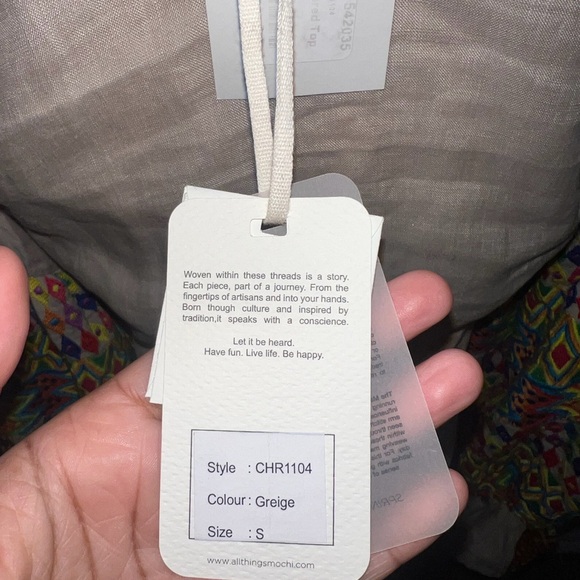 Chic Beige V-Neck Blouse with Vibrant Sleeves - Picture 3 of 6